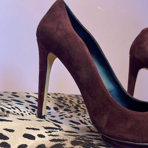 LORD + TAYLOR   |  424 FIFTH  |  BURGUNDY SUEDE 4” LADIES PUMP - Picture 3 of 7